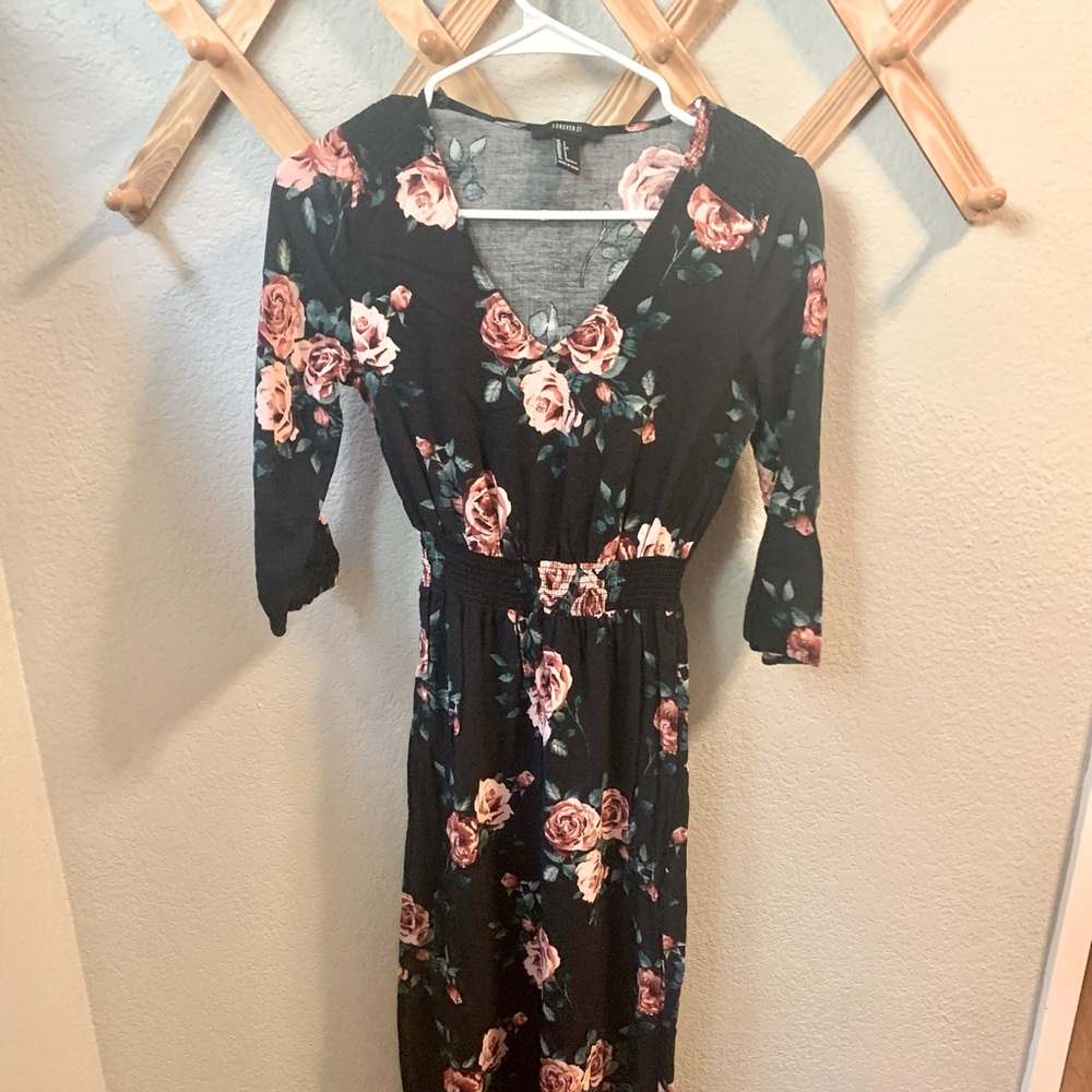 Forever 21 floral dress size small. Worn a few times.